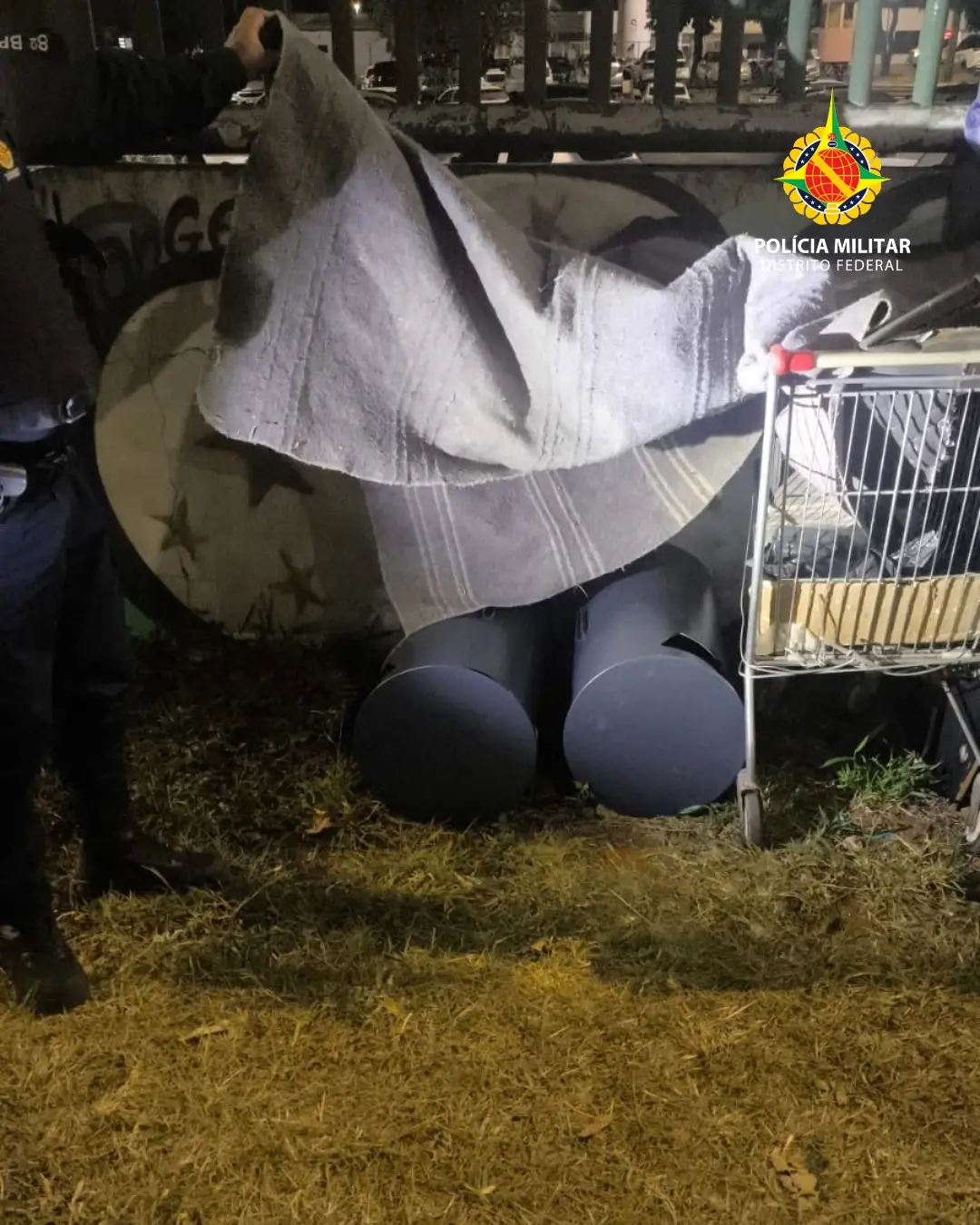 Em Ceilândia, PMDF prendeu um homem suspeito de furtar duas lixeiras públicas na Avenida Hélio Prates. O fato mostra o …
