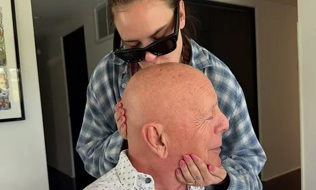 Bruce Willis, 71 anos, apareceu em foto rara com a filha Tallulah, 32, que o beija na testa, enquanto ele lida com a de…