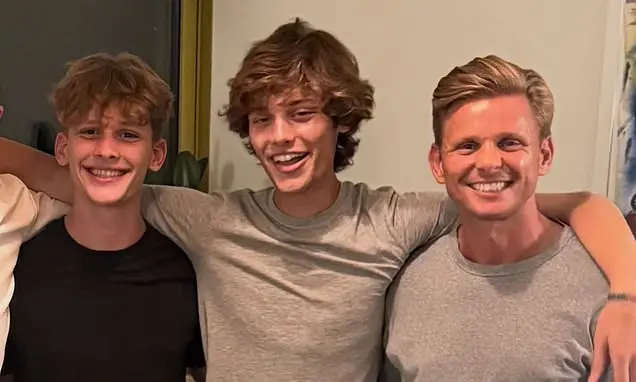 Jeff Brazier e os dois filhos se reuniram para comemorar o retorno de Freddy de Nova York. A família se juntou após um …