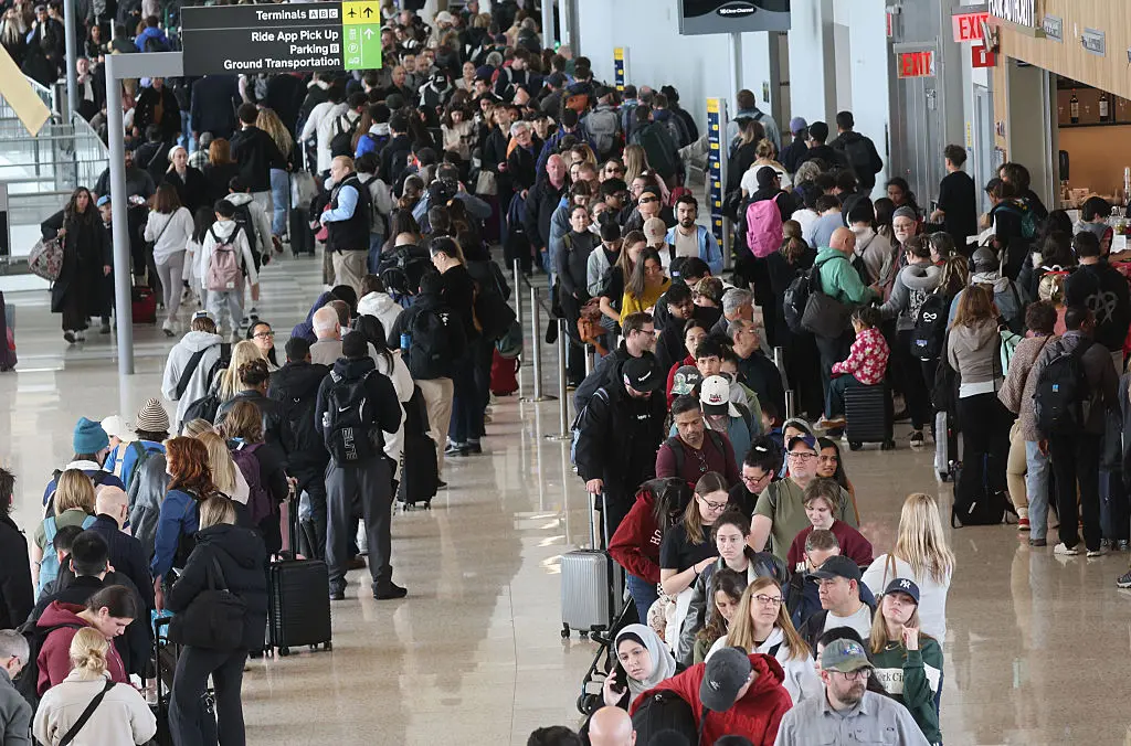 Custos de passagens aéreas continuam altos, com estimativas de 9 a 18% mais caras na temporada de feriados. O problema …
