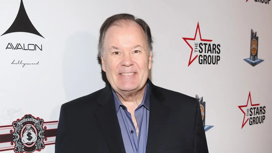 Dennis Haskins faleceu aos 75 anos em 28 de setembro de 2026. O ator que fez Mr Belding em Saved by the Bell era casado…