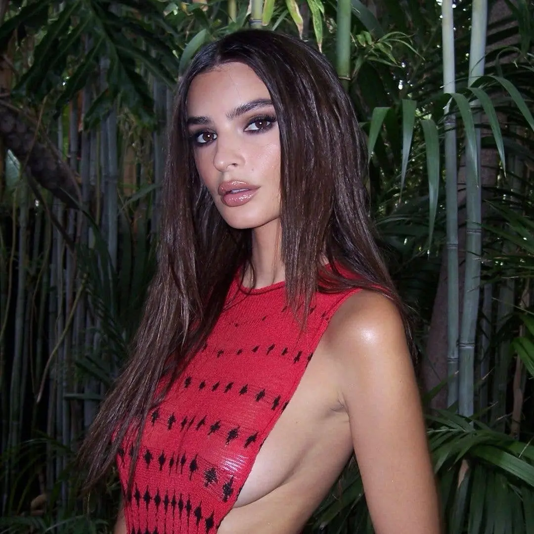 Emily Ratajkowski apareceu em um vestido vermelho em 2026 MTV VMAs. A escolha do George Trochopoulos chama a atenção pa…