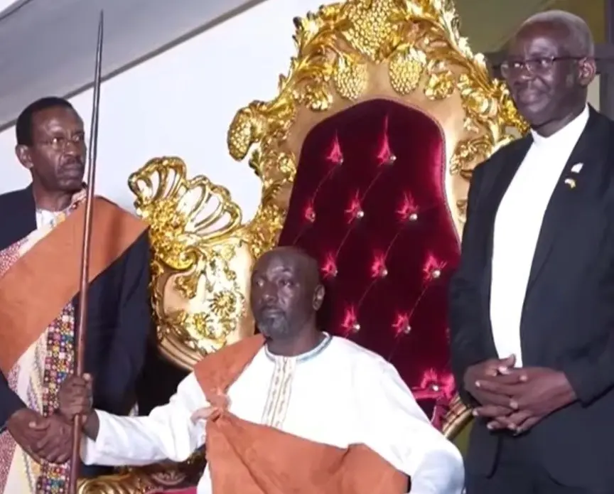 Edward Rukidi Kijanangoma Nyabongo I, 56 anos, foi coroado rei do reino de Tooro, em Uganda, em meio a uma disputa fami…