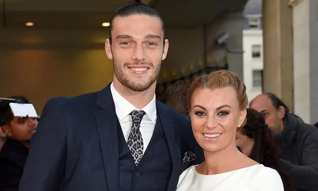 Andy Carroll e Billi Mucklow venderam a mansão de seis quartos em Essex após baixar o preço em 1 milhão de libras. Essa…
