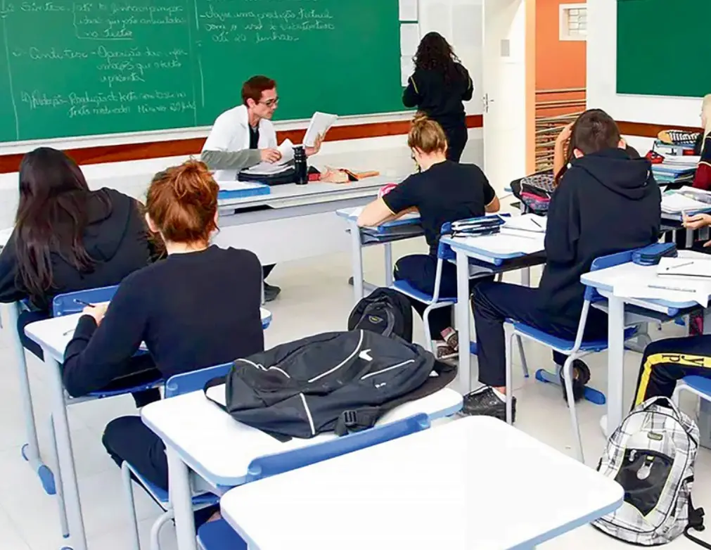 Brasil, 3o país com menos professores satisfeitos, e 4o em quem mais deixa a docência, segundo a OCDE. Só 44,3% dos pro…