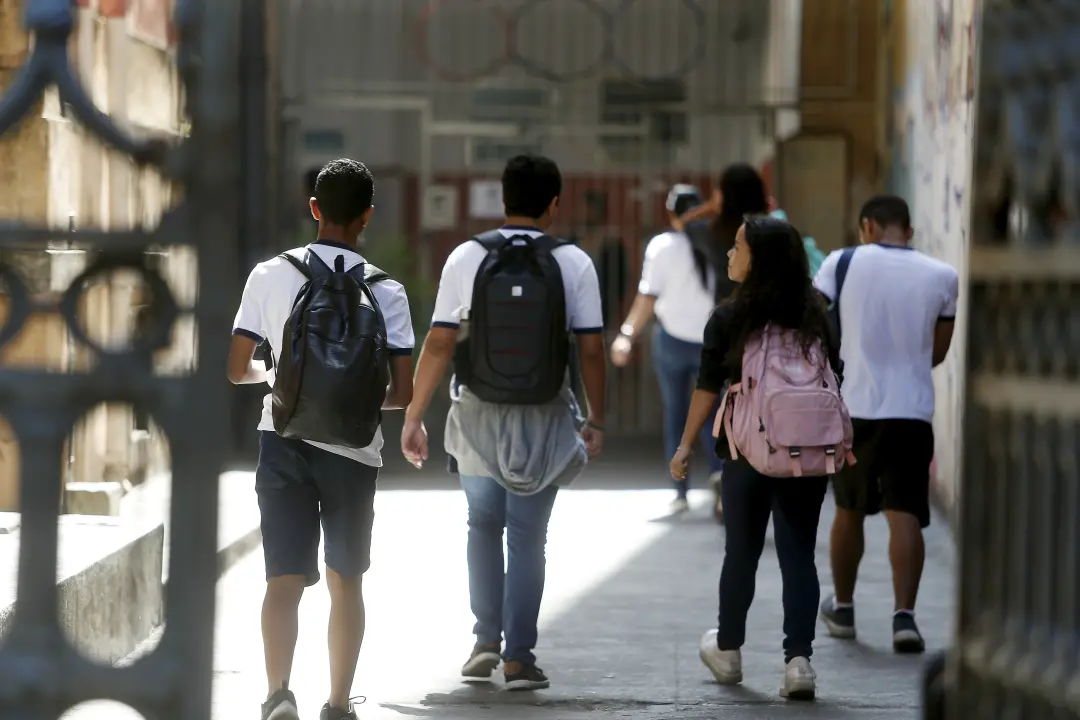 Quase um terço da média da OCDE é o investimento do Brasil em educação pública, com cerca de 4,1 mil dólares por estuda…