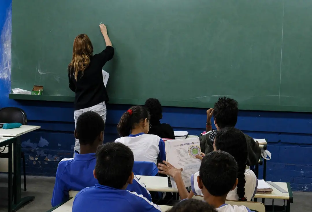 US$ 5 mil por aluno na escola pública brasileira, comparado a US$ 13 mil da média da OCDE. Esse valor menor mostra que …