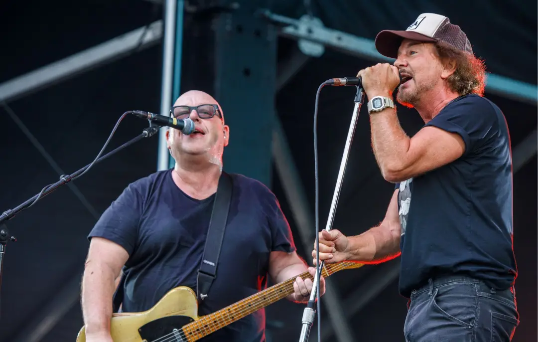 Pixies e Eddie Vedder fizeram um dueto em Wave Of Mutilation no Ohana Festival, em Dana Point, Califórnia. É um encontr…