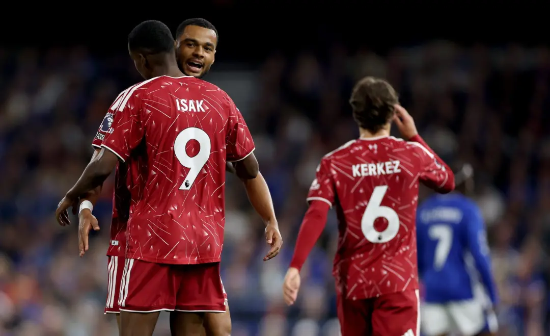 Alexander Isak e Cody Gakpo com problemas de lesão no Liverpool antes do jogo contra Manchester City. É um ponto de int…