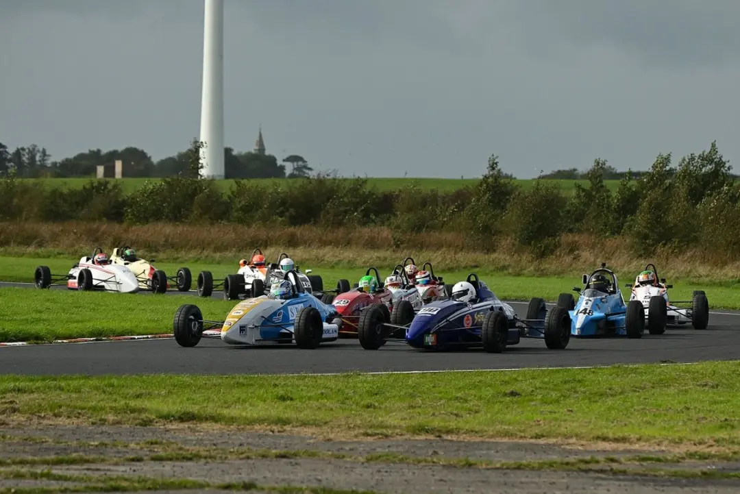 Jason Smyth venceu a Martin Donnelly Trophy com uma grade de 26 carros em Kirkistown. O fato é que a disputa com pontos…