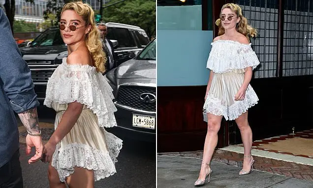 Florence Pugh em um vestido mini de renda com óculos escuros em Nova York. Visual marcante antes da entrevista no The T…