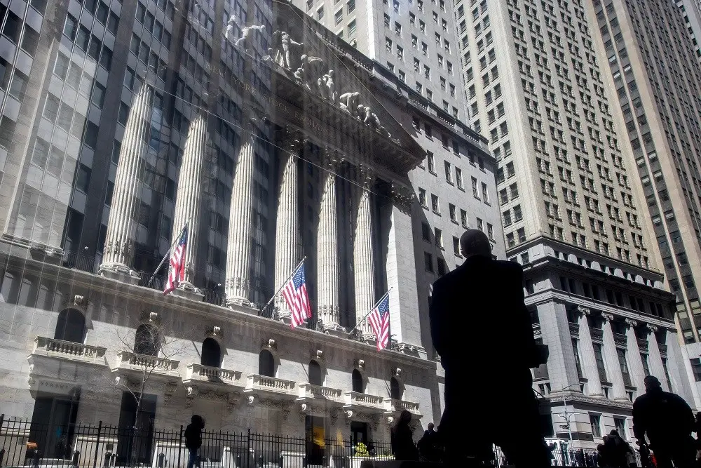 Nova York com índices futuros estáveis esperando IA, dados de emprego e discursos do Fed. O almoço de Trump com os cara…