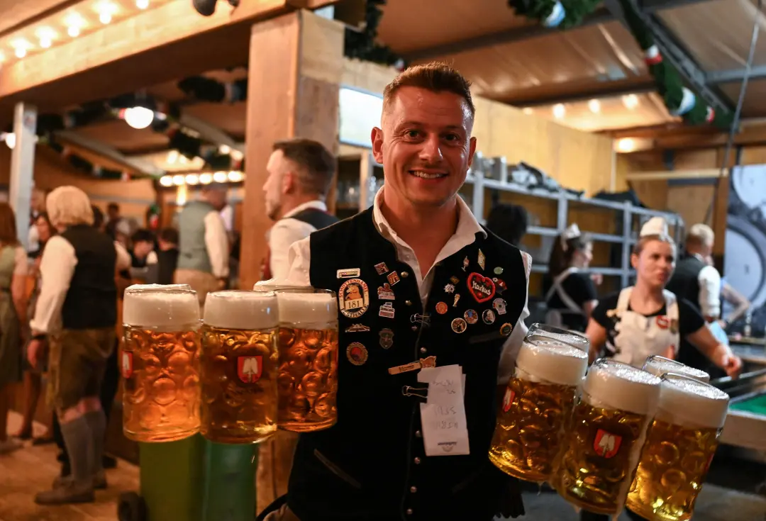 Na Oktoberfest em Munique, o litro de água chega a 15,33 euros, superando o valor da cerveja mais barata em algumas áre…