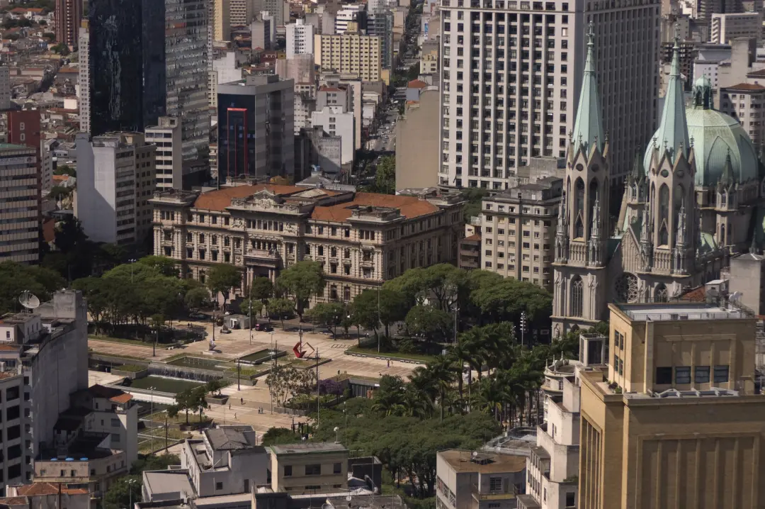 São Paulo tem 645 municipios, mas a infraestrutura de gás, saneamento e transporte não é uniforme. A Grande São Paulo t…