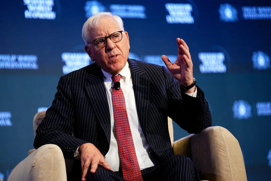 David Rubenstein aconselha jovens a focar em ler e comunicar bem, mesmo com a IA crescendo. A ideia é achar algo que go…