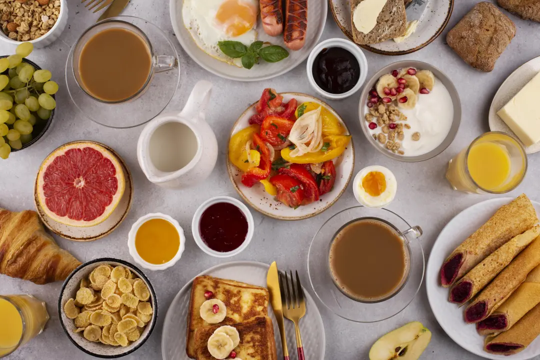 Suco de laranja e café com leite no café da manhã podem não ser o ideal, porque podem aumentar calorias e levar ao ganh…