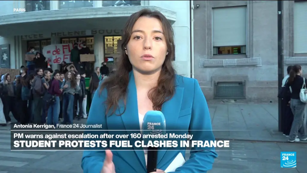 Em Paris, estudantes fazem protestos bloqueando escolas por causa de turmas com mais de 36 pessoas. Essa superlotação i…