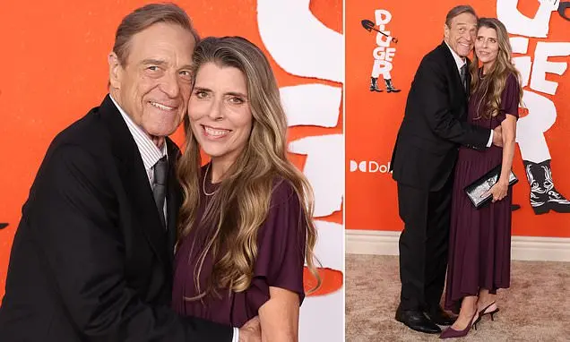 John Goodman, aos 74 anos, mostrou o resultado de perder 200 quilos no tapete vermelho da estreia de Digger. É um teste…