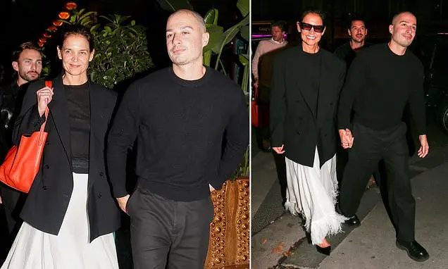 Katie Holmes e Jason Bard Yarmosky foram vistos chegando juntos na festa da Carine Roitfeld na Semana de Moda de Paris.…