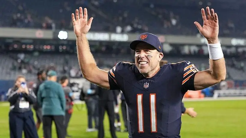 Case Keenum teve sua primeira partida em quase três anos, marcando dois touchdowns no jogo dos Bears contra os Eagles, …
