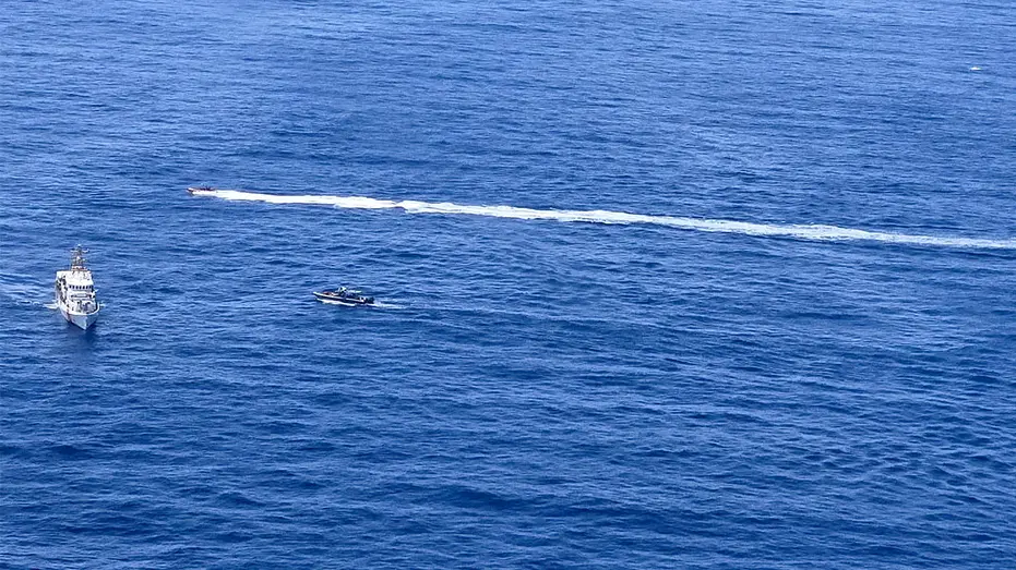 Quarenta pessoas resgatadas e duas mortas após bote virar perto do Porto Rico. Aconteceu depois de uma briga que envolv…