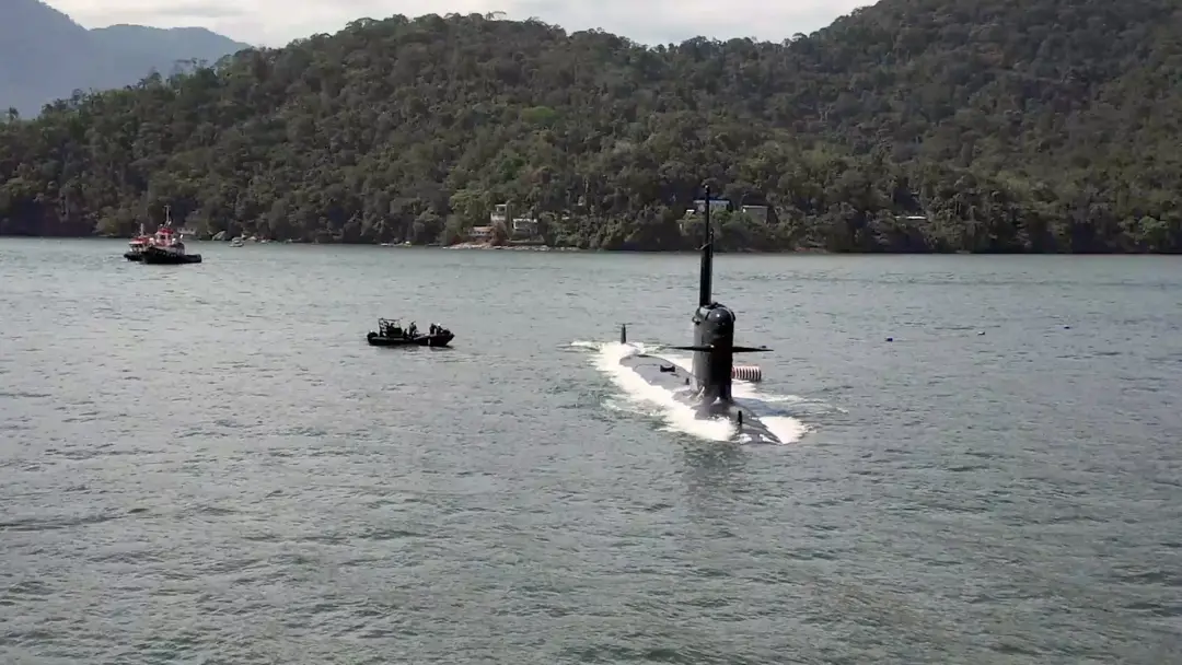 Almirante Karam, o submarino da Marinha, mergulhou pela primeira vez na Baía de Sepetiba durante um teste de estanqueid…