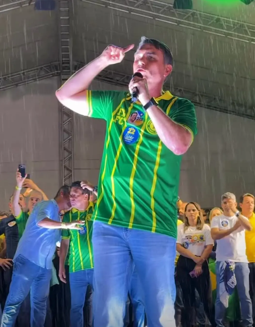 Flávio Bolsonaro disse que Lula transformou o STF em um comitê eleitoral na entrevista ao podcast Santo Flow. A postura…