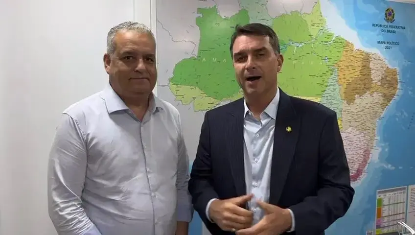 Senador Flávio Bolsonaro afirmou que seu vice Alfredo Gaspar e seu pai são católicos, para rebater acusações de preconc…