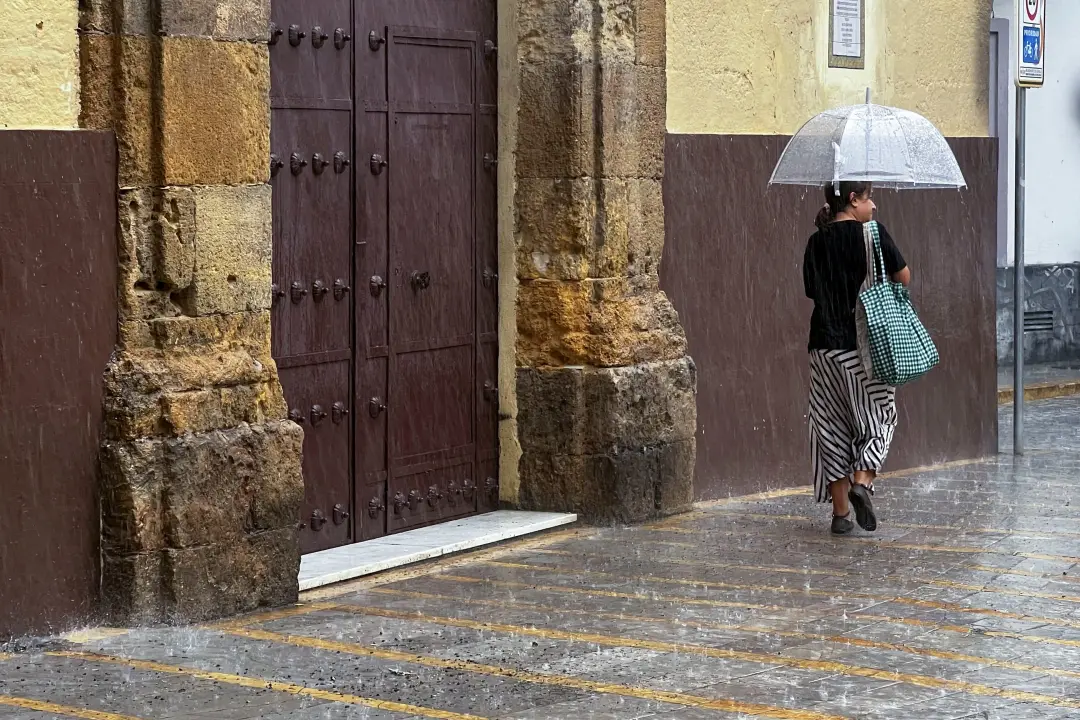 A previsão de chuva forte chegou em Tarragona com aviso vermelho, indicando risco de mais de 180 litros por metro quadr…