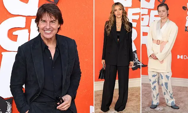 Tom Cruise apareceu em preto super arrumado no evento Digger em Los Angeles, ao lado de Jessica Alba e Emma D'Arcy. Ele…