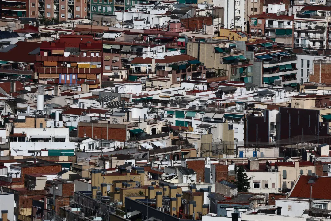 A questão da moradia em Espanha continua um problema grande, com preços descontrolados e protestos na Puerta del Sol ap…