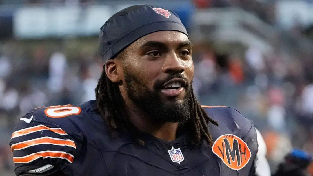 Braxton Jones, tackle esquerdo dos Bears, saiu do jogo contra os Eagles por uma lesão no joelho. A linha ofensiva sempr…