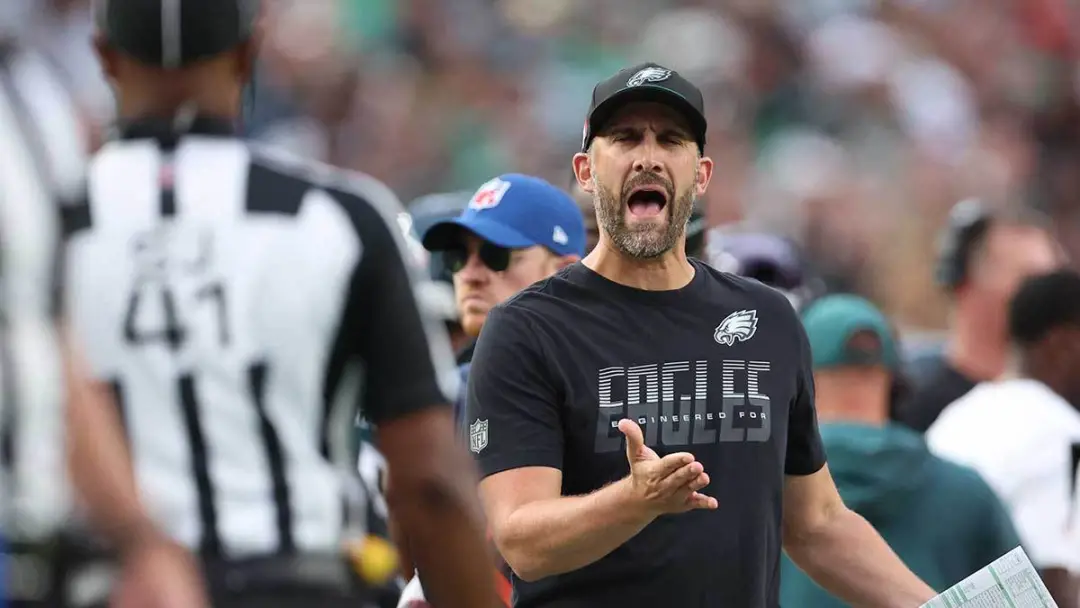 Nick Sirianni teve uma reação forte no banco de reservas durante o jogo dos Eagles contra os Bears em Chicago, após um …