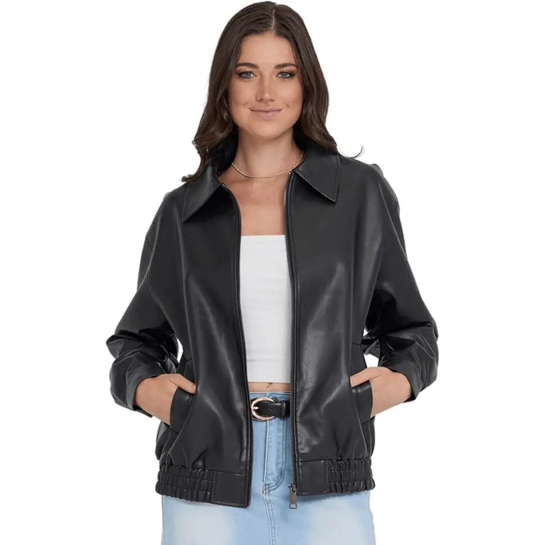 Sarah Paulson em Nova York vestiu jaqueta bomber de couro preto com saia maxi plissada. Essa combinação equilibra o dra…