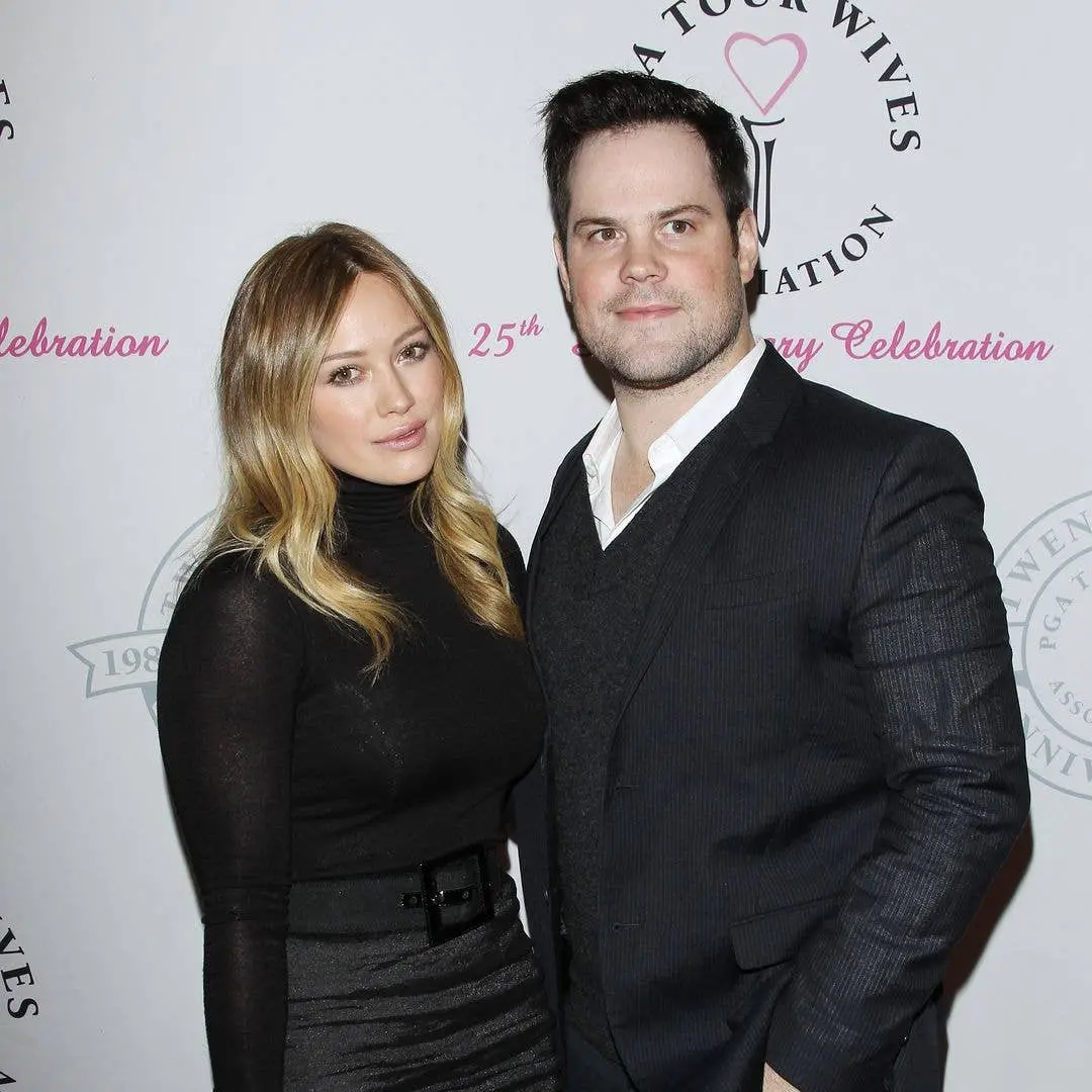 Hilary Duff e Mike Comrie apareceram juntos no final de semana apoiando o filho Luca no jogo de futebol dele. É bom ver…