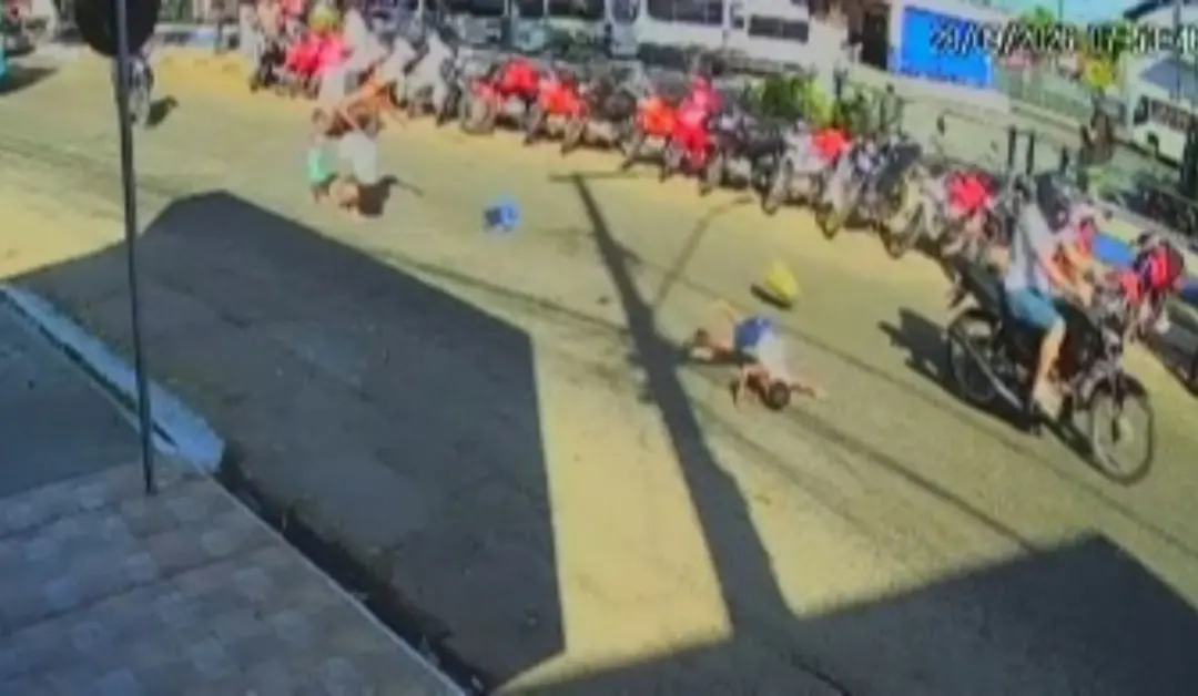 Criança sendo atropelada por moto na Rua Barão de Capanema, no nordeste do Pará. O vídeo mostra a movimentação antes da…