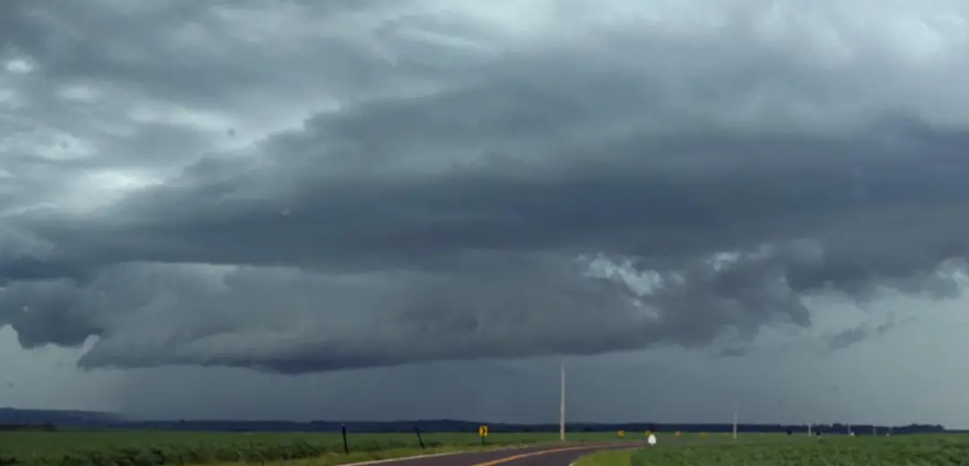Paraná sob alerta laranja com previsão de chuva de 30 a 60 mm/h, ventos de 60 a 100 km/h e granizo em 340 cidades. A ge…