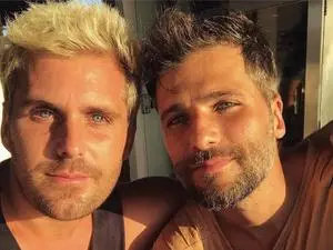 Thiago apoia o irmão Bruno Gagliasso após o falecimento do pai, dizendo que nao existe divergencia politica. Essa postu…