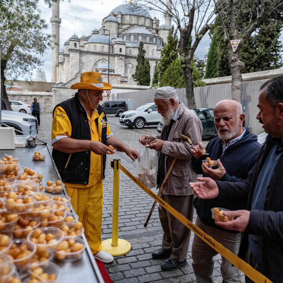 Confeiteiro em Istambul usa doces fritos como memorial para honrar os falecidos. É um ato que transforma a profissão em…