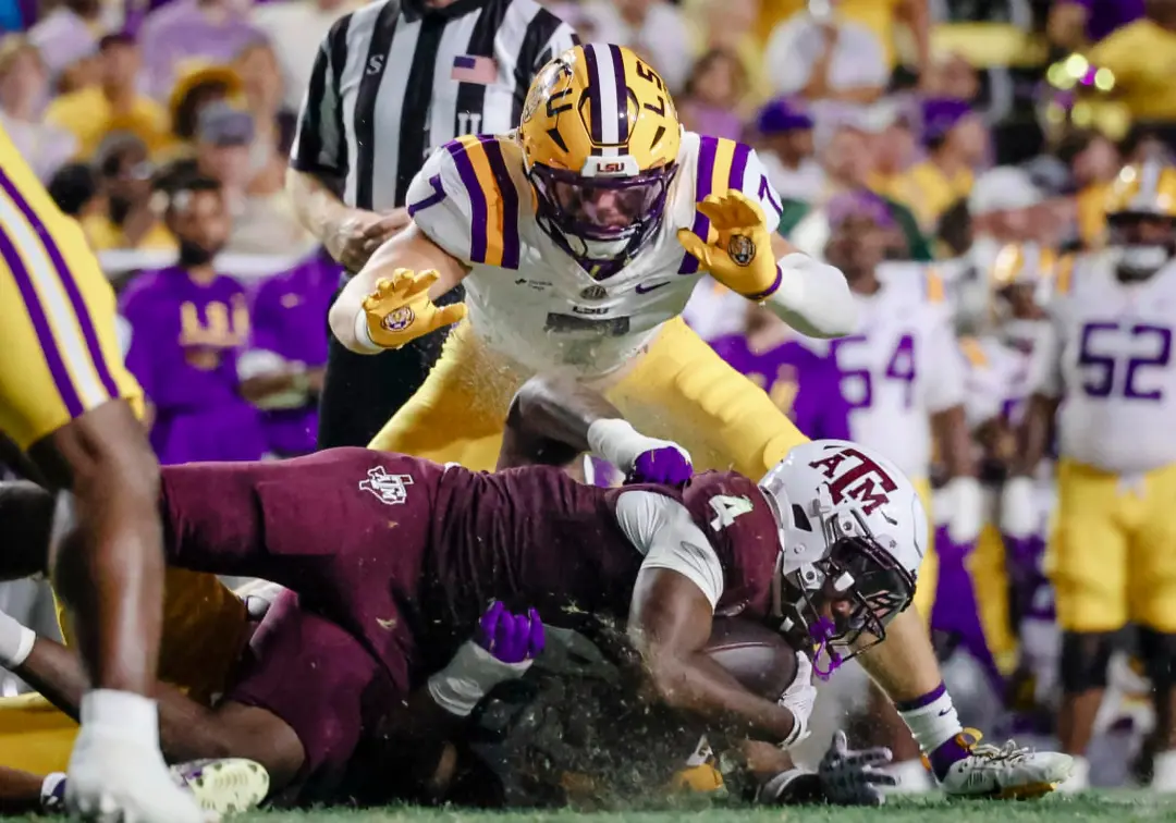 Whit Weeks, linebacker do LSU, saiu do jogo contra o Texas A&M com fibula fraturada. Um dos melhores do país tem que pe…