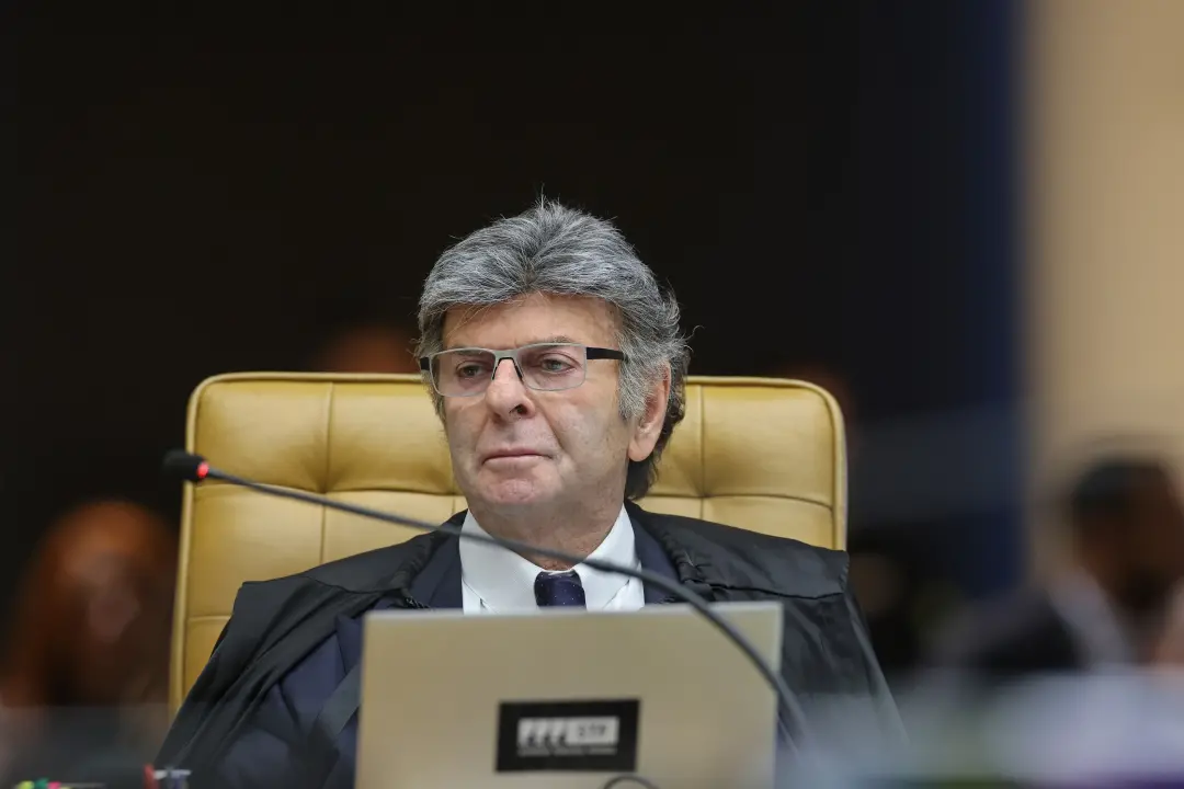 Fux suspendeu a decisão de Dino sobre posts de Nossa Senhora Aparecida, reestabelecendo ordem do TSE. Essa pausa mostra…