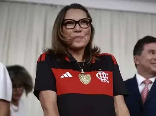 Janja vestiu camisa do Flamengo em evento, gerando forte reação de torcedores no X. A questão envolve a proibição de ap…