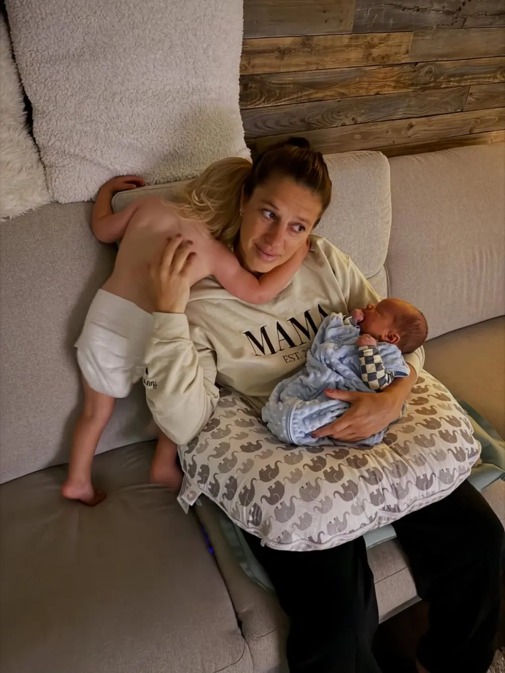 Carli Lloyd deu as boas-vindas ao filho Hunter Jax, nascido quatro dias antes, para a família dela e Brian Hollins. É m…