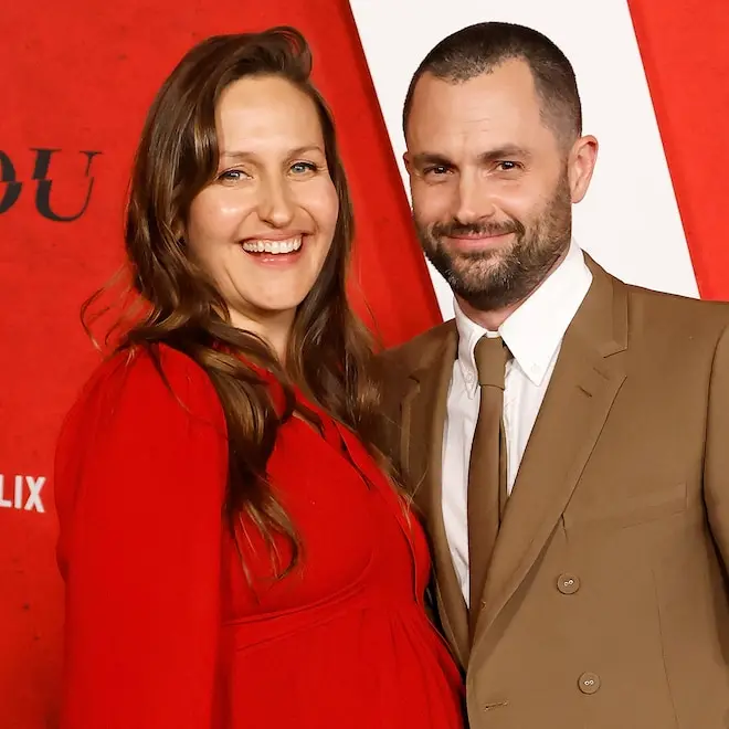 Domino Kirke refuta boatos sobre influenciar a decisão de Penn Badgley de parar de gravar cenas de sexo três anos após …