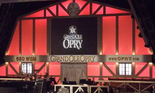 Em Nashville, tem conversa sobre a esposa de um cantor sertanejo que tá quase ofuscando o marido no palco do Grand Ole …