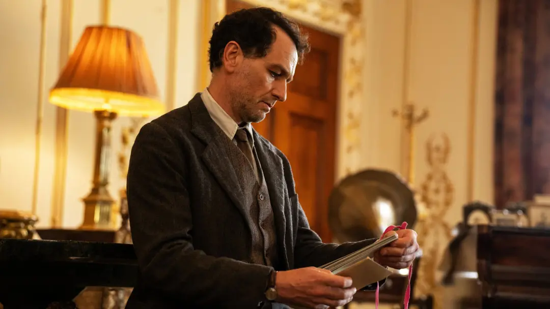 Matthew Rhys ganhou dois premios Emmy de ator principal no mesmo ano por The Beast in Me e Widow's Bay. É um reconhecim…