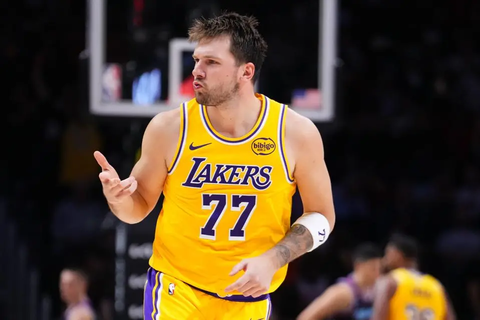 Luka Doncic sente que é um desafio novo liderar os Lakers sem LeBron James, como disse no treino em El Segundo, Calif. …