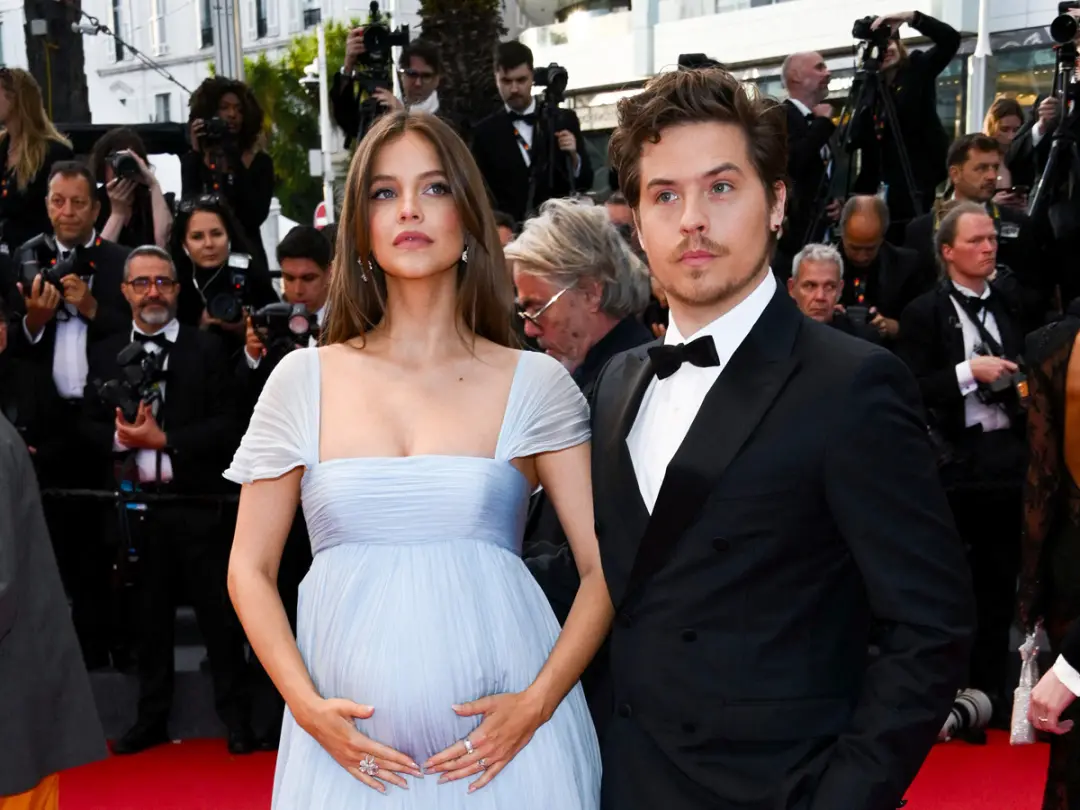 Barbara Palvin e Dylan Sprouse receberam a primeira criança juntos. Ela divulgou a notícia no Instagram, dizendo que ap…