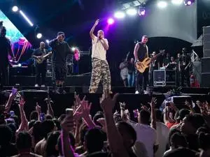 Yan transformou uma falha no som em coro do público no Samba Recife. É interessante como uma falha técnica pode ser rea…