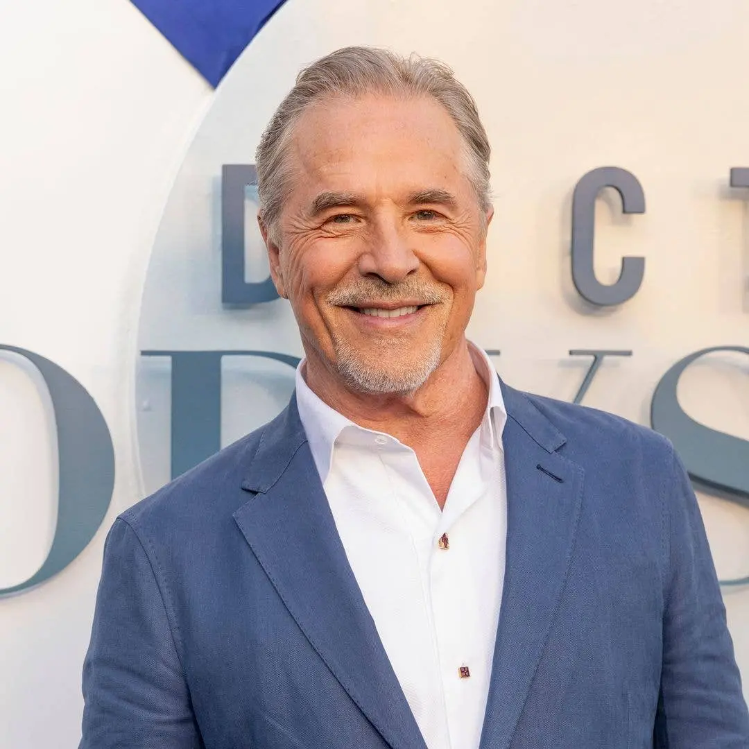Don Johnson visitou o filho Deacon, 20 anos, na casa da fraternidade dele em USC. É bom ver esse laço forte dentro da f…